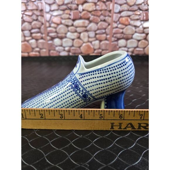 Chinoiserie Porcelain Shoe and Two Porcelain Blue Vases - Picture 9 of 10